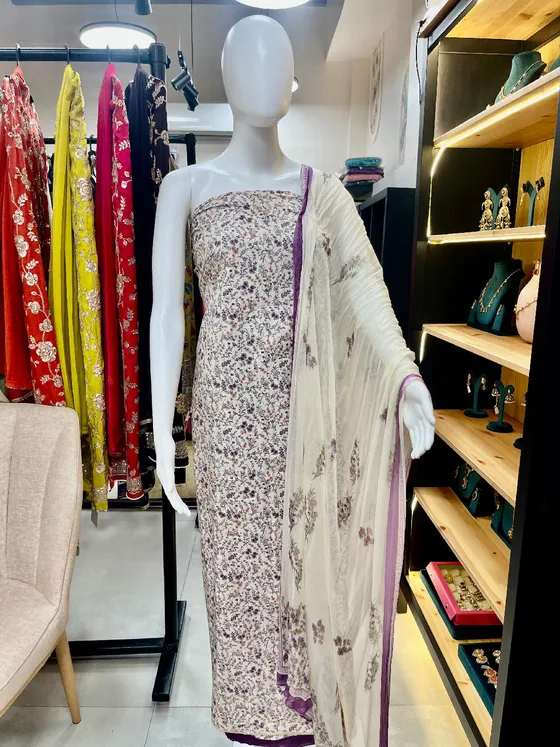 गोद भराई (Baby Shower) के लिए ट्रेडिशनल और आरामदायक सूट: माँ बनने का जश्न मनाएं स्टाइल से